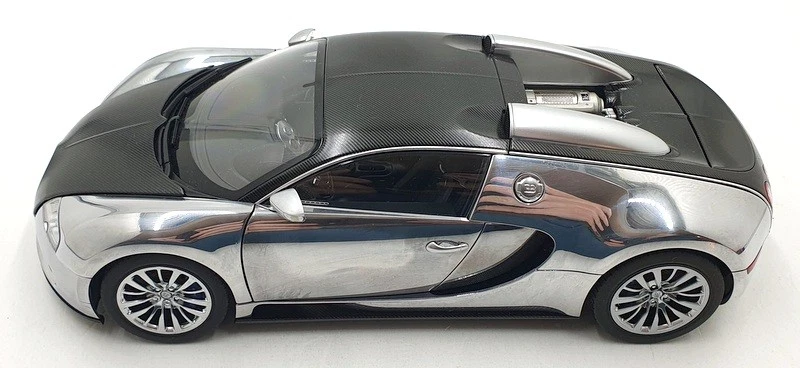 Autoart 1/18 Scale Diecast 70966 - Bugatti Veyron 16.4 Pur Sang - Black/Chrome - Image 3 of 4