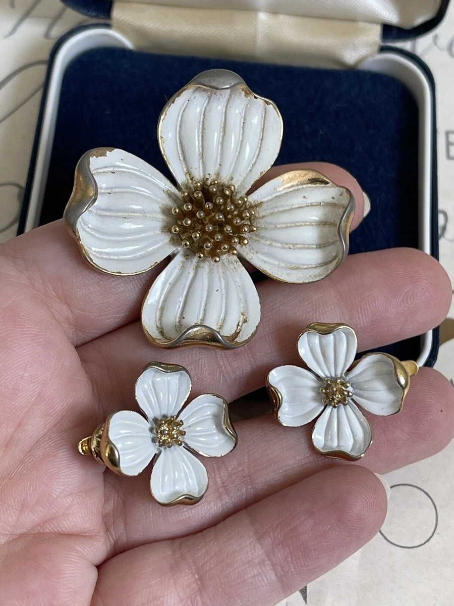 Trifari brooch & earrings white flower gold color vintage 1950s-1960s signet