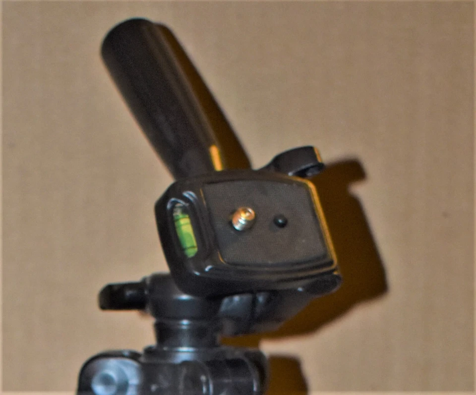 Voltix Pro Series adjustable to 50" Tripod, camcorders & DSLR, New Opened Box - Image 4 of 4