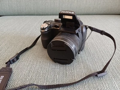 Fujifilm FINEPIX S4000, 30x Optisches Zoom, 14 MegaPixel, Full HD - Bild 1 von 4