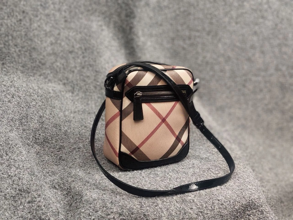 Bolso Bandolera Burberry Established The Link Tela Nova Check Negro Patente Foto 3 de 4