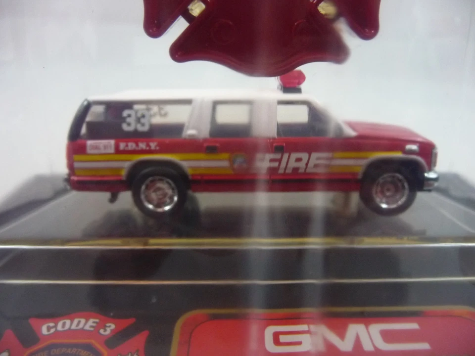 Code 3 F.D.N.Y. 1998 GMC Suburban Battalion Chief #33 NIB 1:64 #12403 - Image 4 of 4
