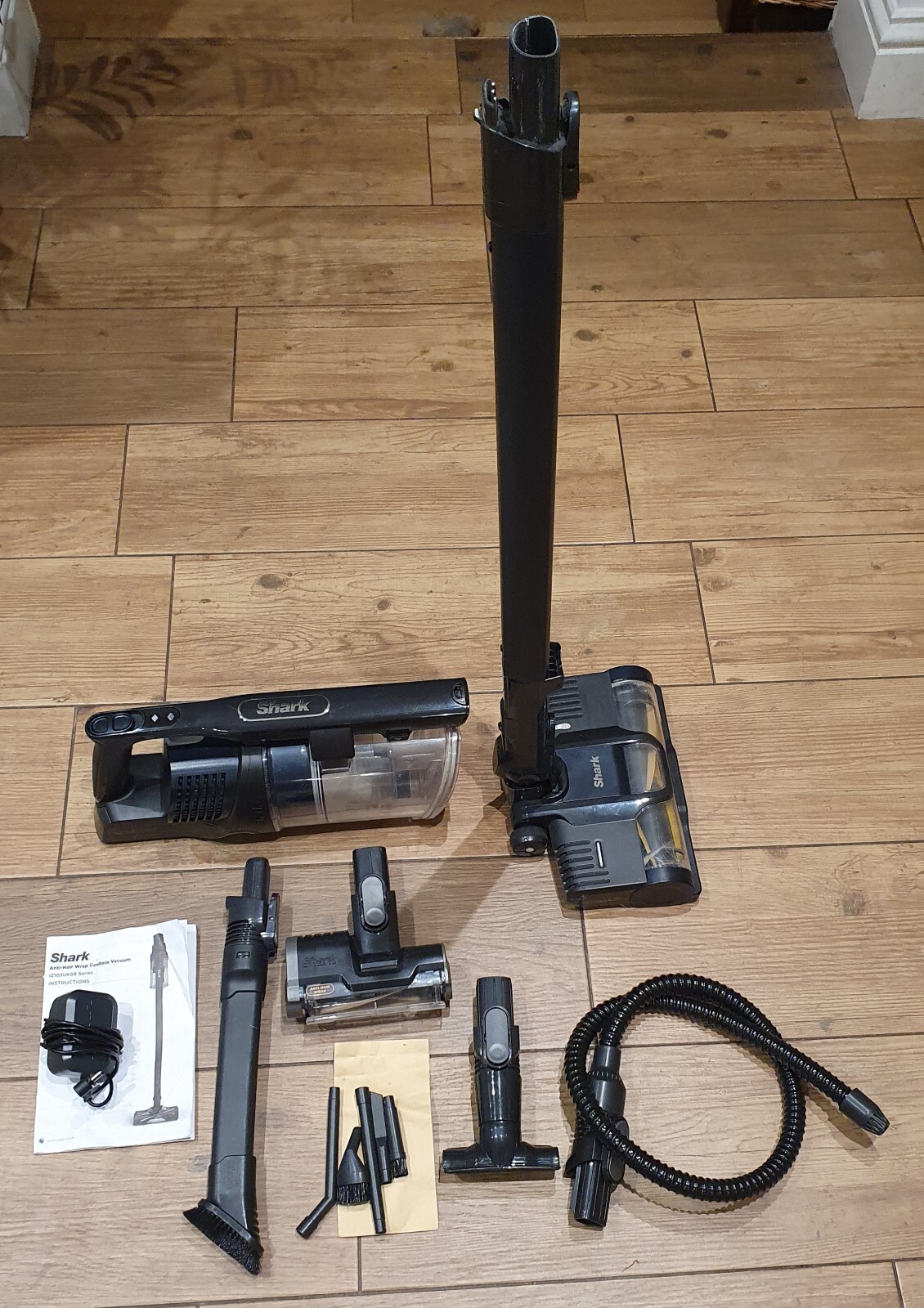 Shark Cordless Stick Vacuum Cleaner [IZ103UKGB] plus Anti Hair wrap