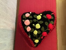 «JOLI COUSSIN DÉCORATIF BRODÉ FAIT MAIN »CŒUR AVEC ROSES »LAINE, VELOURS, SATIN-
