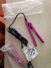 Brand New EVA NYC HEALTHY HEAT MINI/TRAVEL HAIR STRAIGHTENER