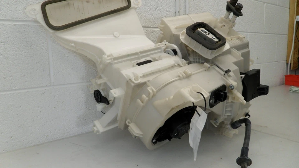 Conjunto de núcleo y estuche de evaporador de aire acondicionado Toyota Yaris 2007-2011 usado OEM Foto 2 de 4