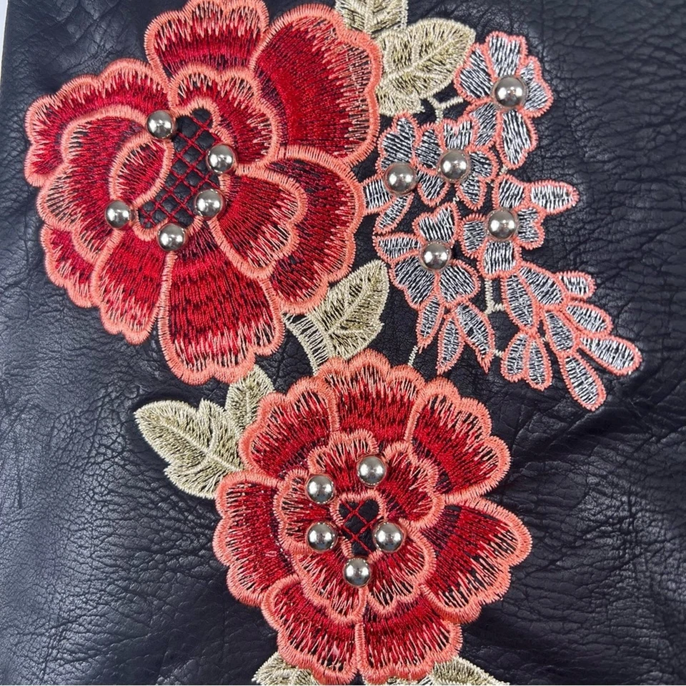 Minifalda Romeo + Juliet Couture negra de cuero vegano bordado floral con tachuelas Foto 3 de 4