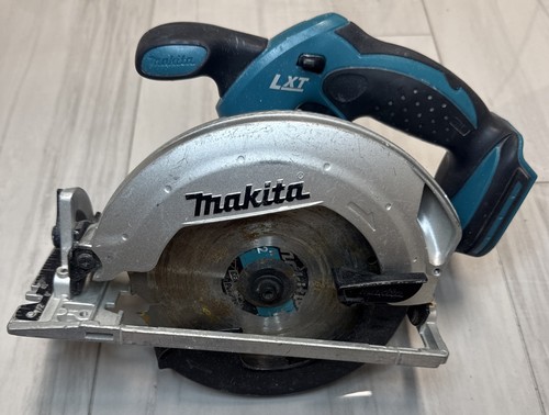 Makita XSS02 18 V Circular Saw FOR PARTS Ships ASAP
