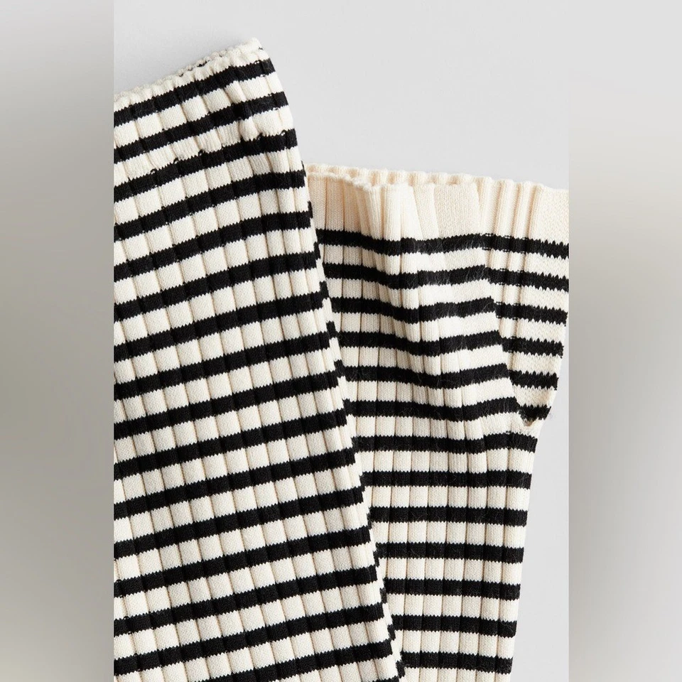 Pantalones de punto acanalados acampanados negros crema de H&M para niñas 10 Foto 2 de 4