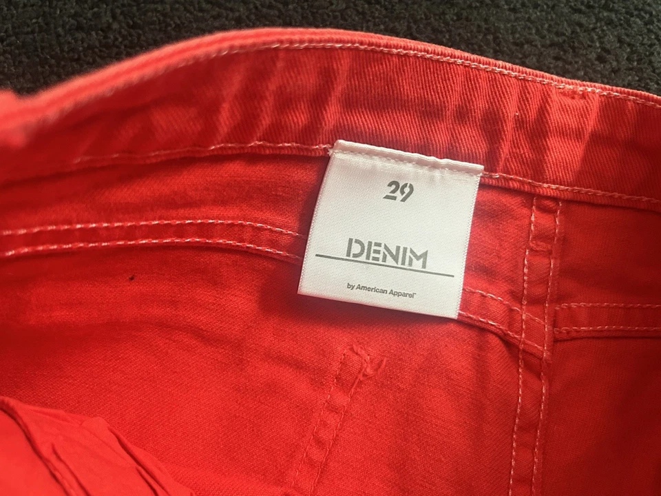 Pantalones cortos de mezclilla de tiro alto rojos para mujer Denim by American Apparel talla 29 Foto 2 de 3