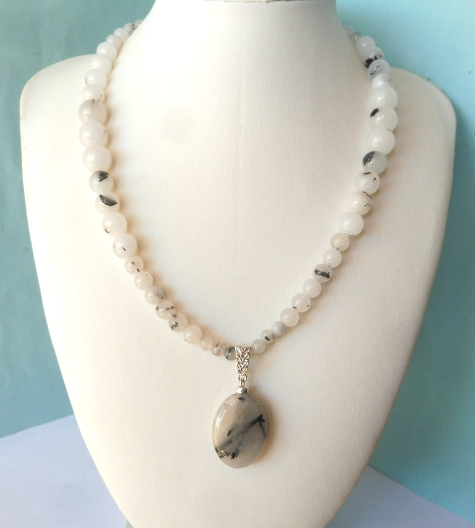 Collier opale blanche et noire en argent massif : ne craignez plus les bijoux ternes