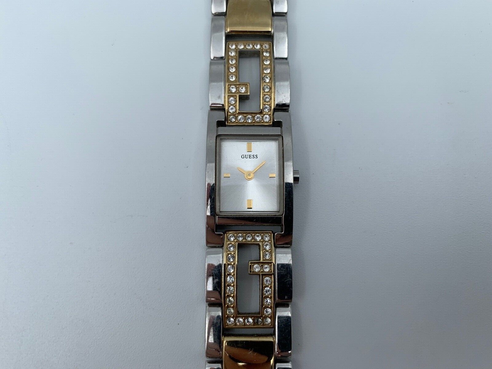 Montre femme Guess quartz acier gris doré pour sublimer vos tenues de soirée