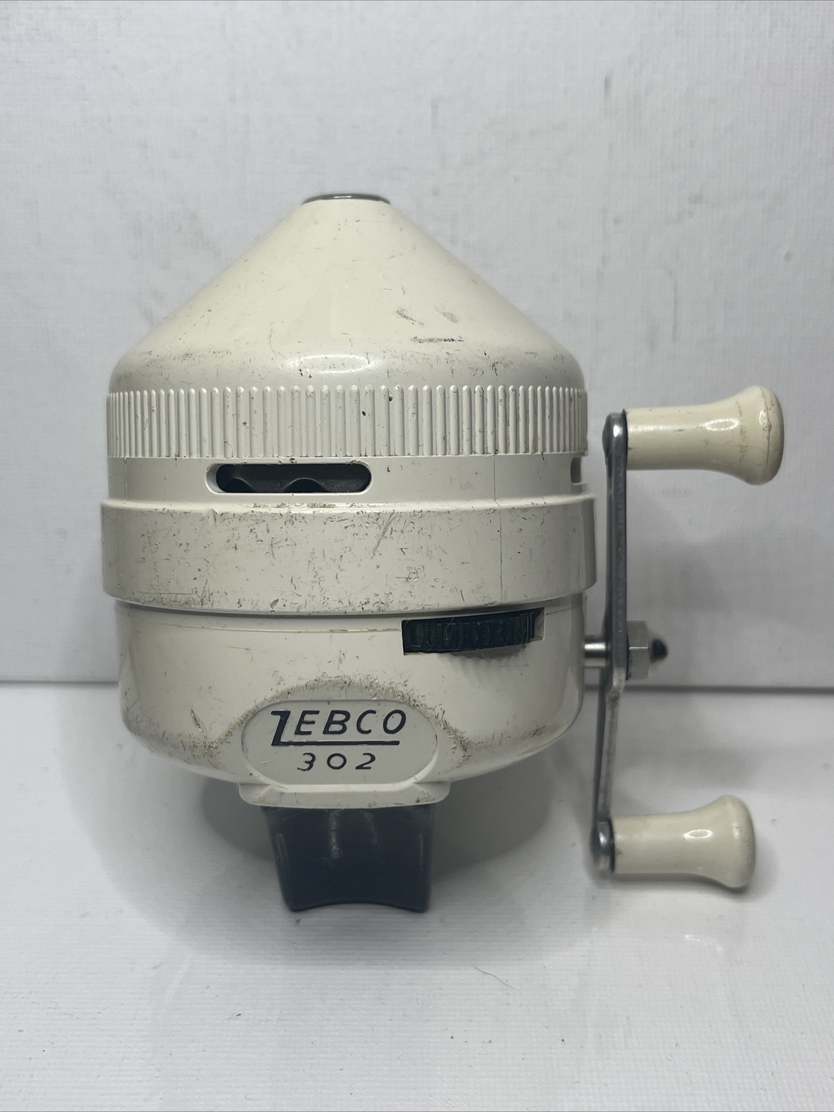 Vintage ZEBCO MODEL 302 White Closed Face Spinning Reel RARE Estate