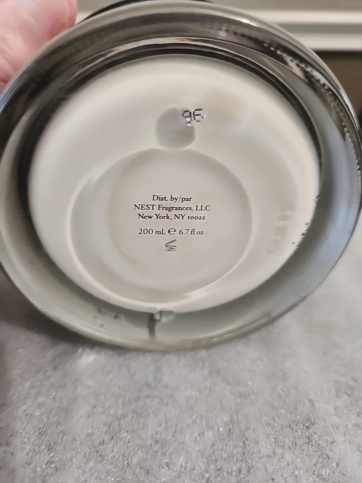 Crema corporal Nest Midnight Fleur 6,7 fl oz SIN CAJA PIEL EN LA TAPA ESTÁ RAYADA Foto 3 de 4