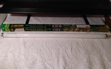 Exo Terra Tropical Terrarium Lamp / 24 inches long / 20 Watt  / New