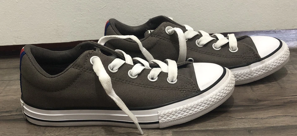 Zapatos de lona Converse All Star Chuck Taylor talla 2 de caña baja color topo con puntas en el talón Foto 4 de 4