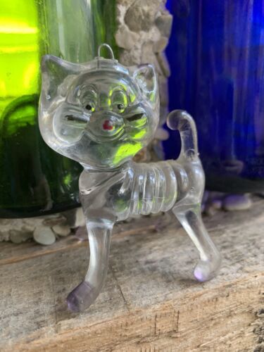 Figura vintage de plástico acrílico transparente lucita pequeño gatito gato adorno de pata púrpura - Imagen 1 de 6