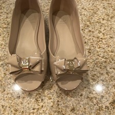 Tory Burch Women's Beige Patent Leather Ballet Flats Open Toe Bow Logo US 7.5