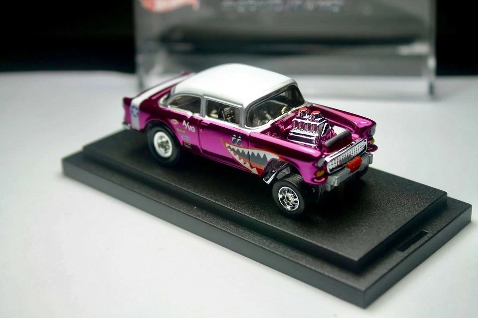 Hot Wheels 55 Chevy Bel Air Gasser Rosa Personalizado Flying Tiger con Vitrina Foto 2 de 4