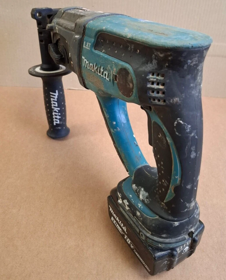 Makita DHR202 18V Li-Ion SDS+ Hammer Drill with 1 x 3.0Ah Battery + Charger - Image 3 of 4