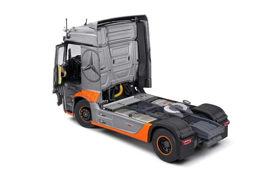 SOLIDO S2400202 MERCEDES-BENZ ACTROS L GRAND PRIX EDITION SILVER 2019 1/24 - Image 2 of 3