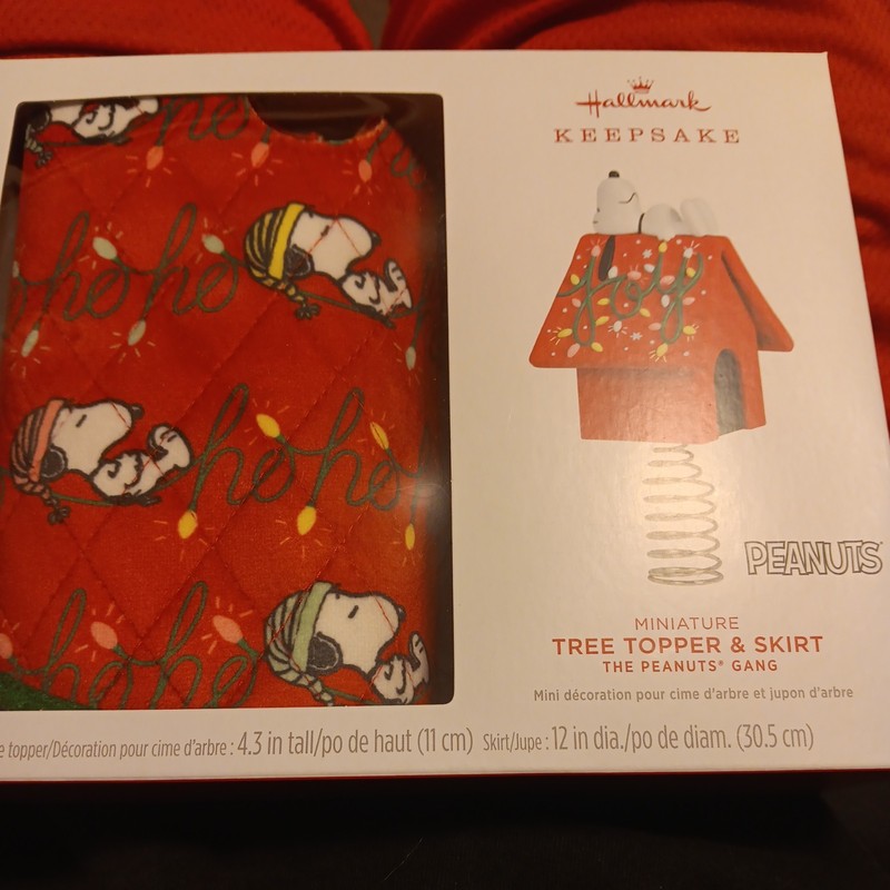 2023 Hallmark Peanuts Gang Keepsake Miniature Tree Topper & Skirt 