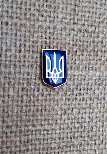 Ukrainian Lapel Pin Gold symbol Tryzub Trident Ukrainian coat of arms Gift 0,6" - Picture 4 of 6