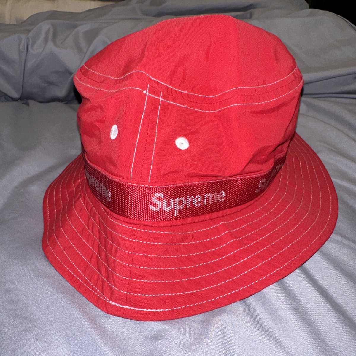MED/LAR Supreme Logo Bucket Hat Crusher Red Men's DS FW22 MED/LAR Supreme Logo Bucket Hat Crusher Red Men's DS FW22