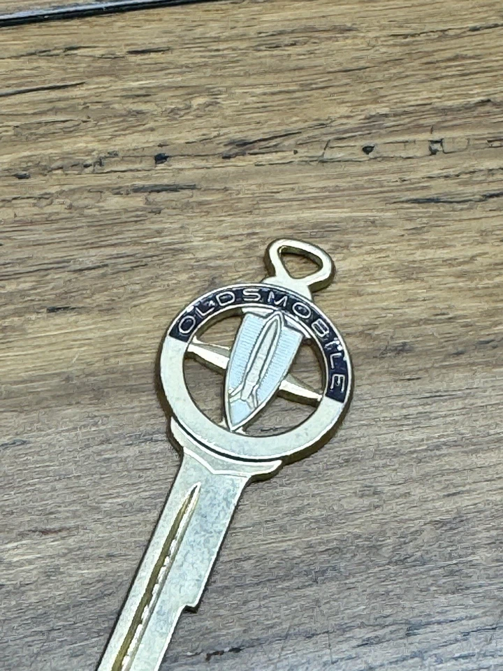 Oldsmobile Escudo Bombardero Logo Tono Dorado y Esmalte Vintage Coche Llave En Blanco Foto 3 de 4