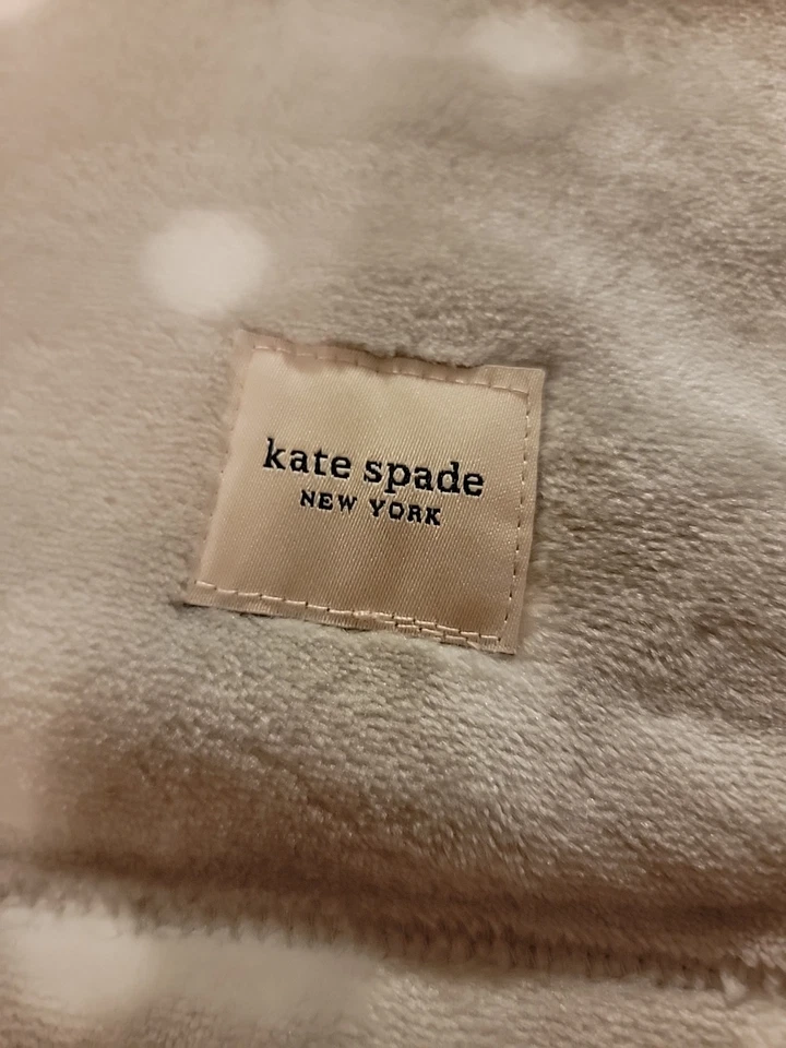 Б/у плюшевое флисовое одеяло Kate Spade светло-серое и белое в горошек 50 x 70 дюймов - Изображение 2 из 4