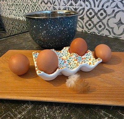 Handgefertigter Eierhalter aus Keramik - Handarbeit, Vintage Blumen, Unikat