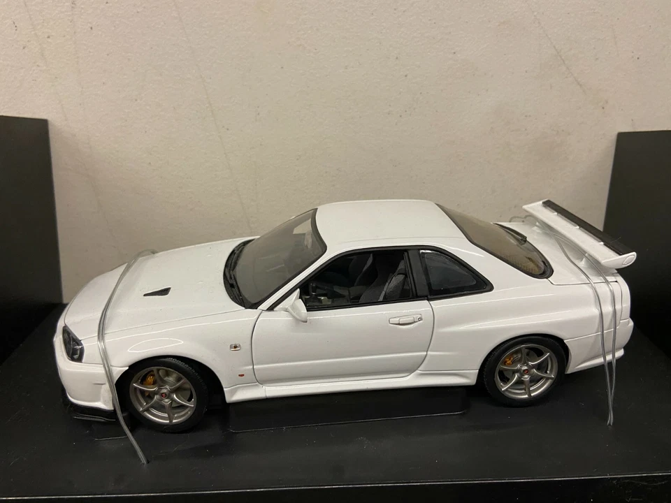 Coche diecast Autoart escala 1:18 Nissan Skyline R34 GTR V-Spec II - blanco Foto 2 de 4