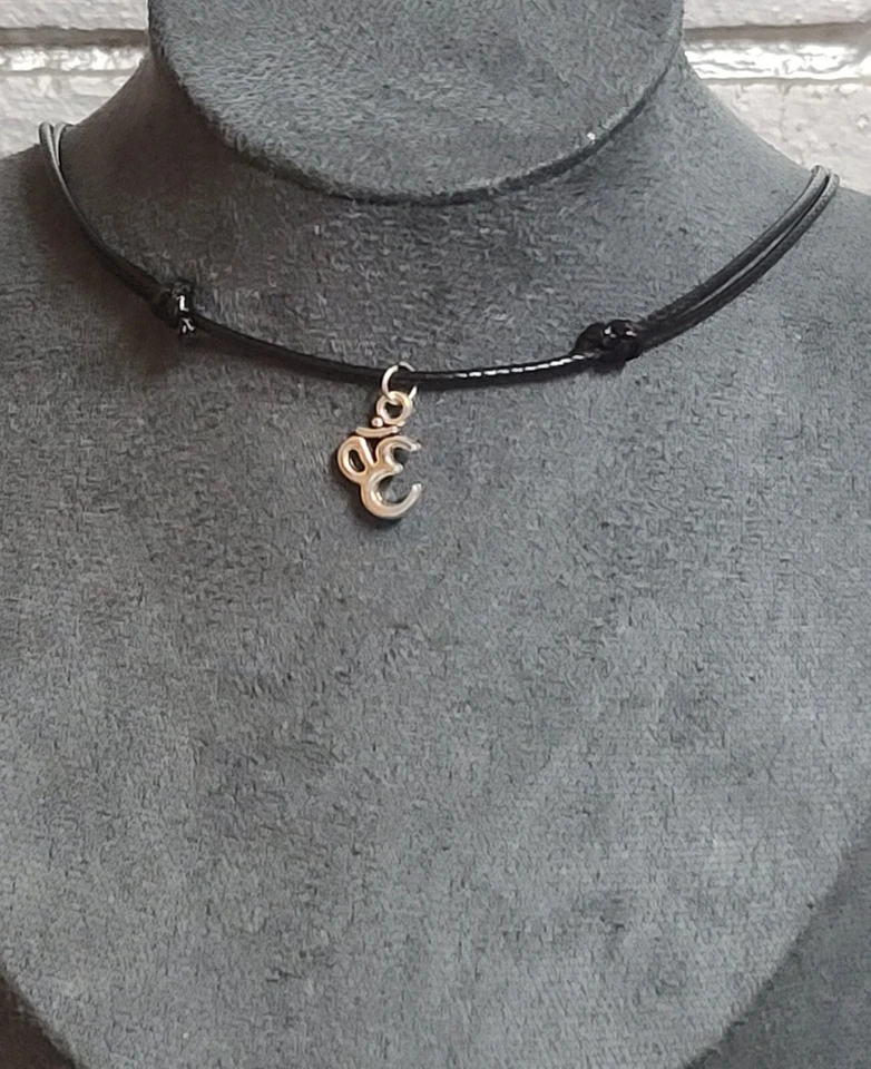 Collar Gargantilla Colgante Ohm Om Símbolo Cuero Negro Ajustable Yoga Unisex  Foto 4 de 4
