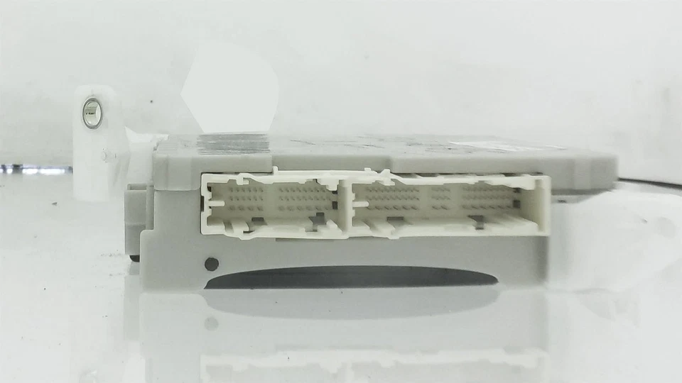 2013-2018 Lexus Es300h Multiplex Network Body Control 82730-33G91 - Image 3 of 4