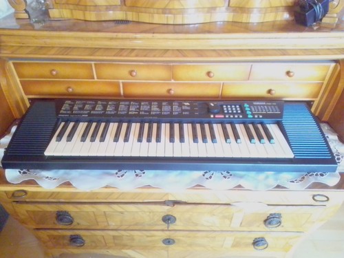 Yamaha Keyboard PSR-110 mit Netzteil, Notenständer und OVP. Gut, funktionsfähig - Bild 1 von 3