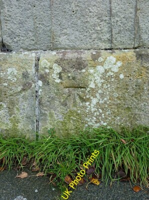 Foto 6x4 OS Benchmark - Atcham alte Brücke ein OS Schnittzeichen nur Südost o c2015