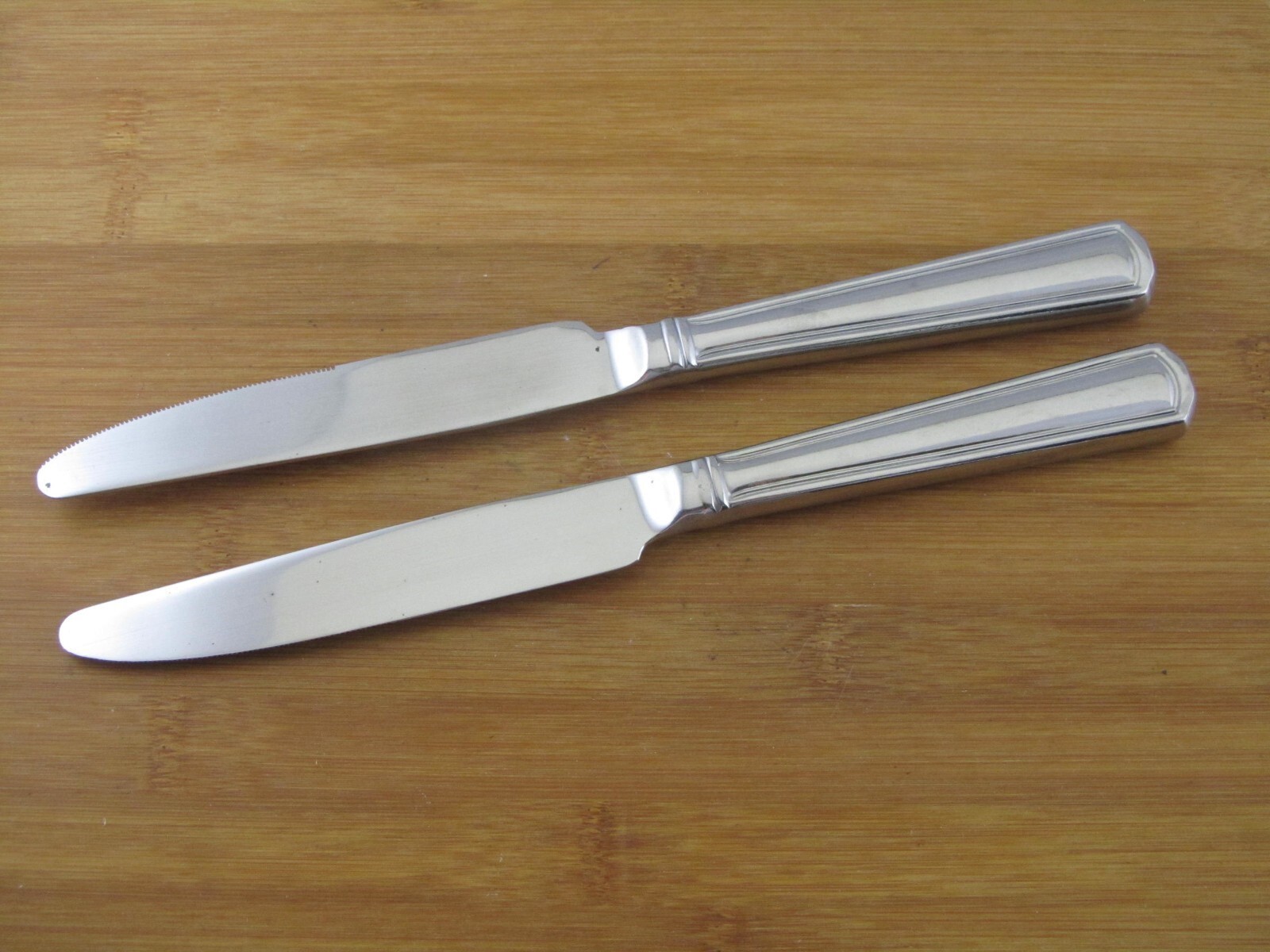 TWO Wallace Stainless WHITNEY AMERICAN CHIPENDALE Dinner Knives 9 5/8" Flatware