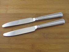TWO Wallace Stainless WHITNEY AMERICAN CHIPENDALE Dinner Knives 9 5/8" Flatware