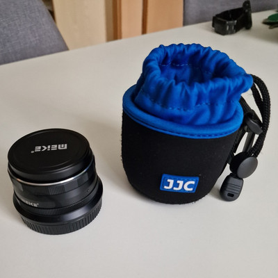 Meike 25mm f/1,8  manuell für Nikon Z-Mount inkl. JJC Tasche, Zubehörpaket