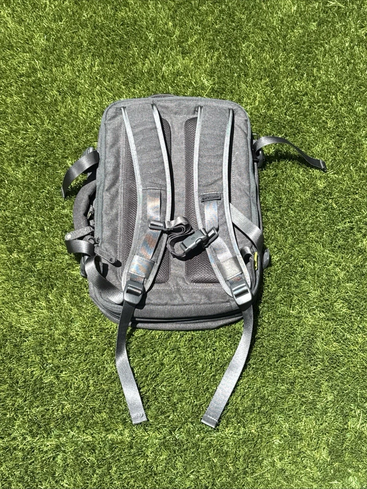 Mochila de viaje Incase EO (negra) se adapta a MacBook Pro de hasta 17 pulgadas Foto 2 de 3