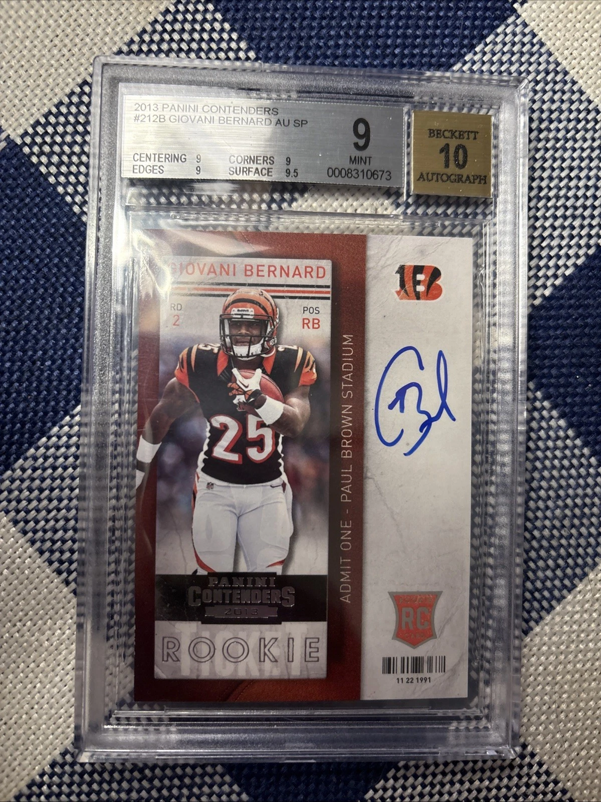 Giovani Bernard Panini Contenders #212 Catching-Autograph