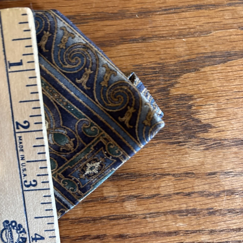 Corbata de cuello Bill Blass para hombre seda L 58” W 3 3/4” patrón azul y dorado con geo Foto 2 de 4