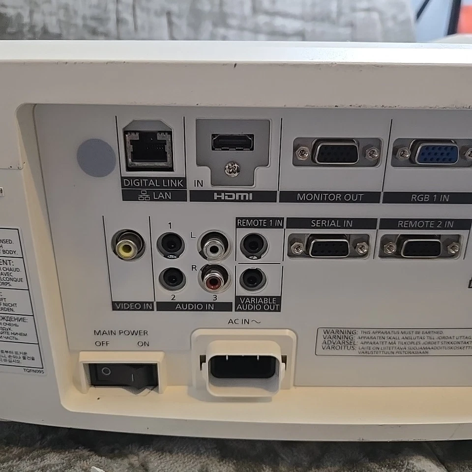 Panasonic PT-EZ580 Full HD Venue WUXGA 5400 Lumens - 1770 HOURS - Image 4 of 4