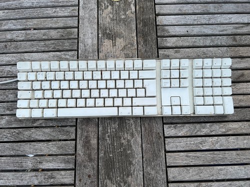 Genuine Used Apple Wired Keyboard A1048 EMC 1944 UK QWERTY