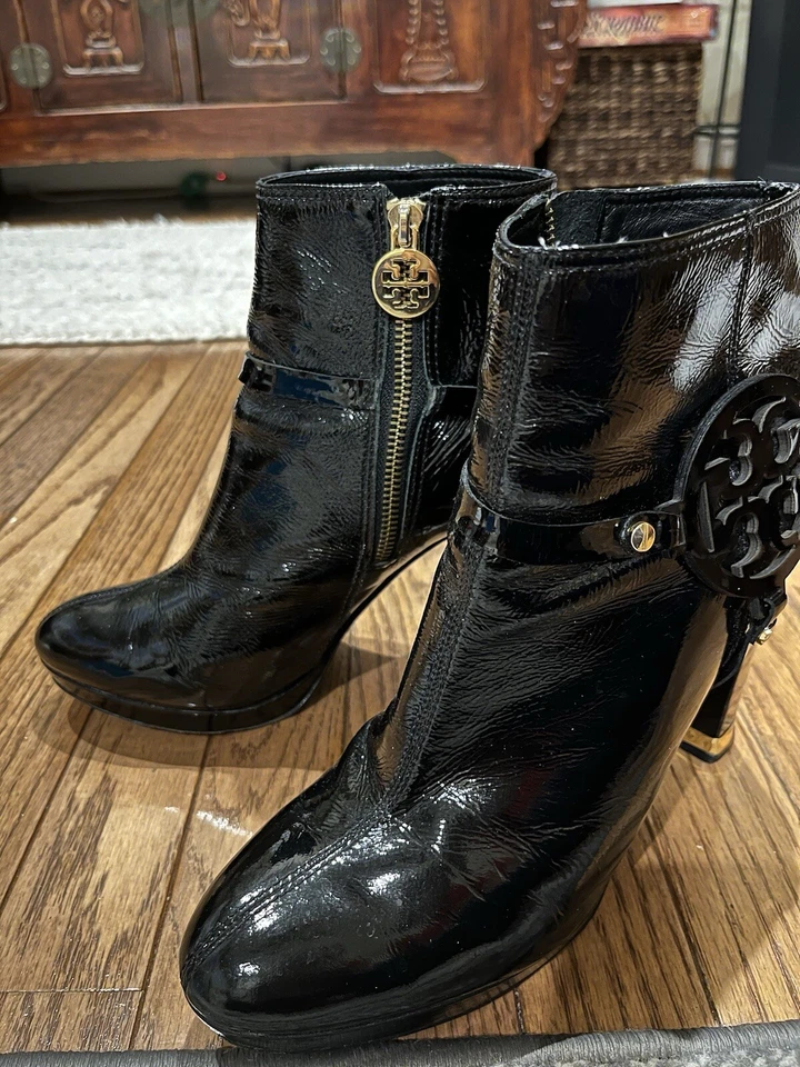 Botín Whitney de charol Tory Burch en negro dorado detalles logotipo talla 10 Foto 2 de 4