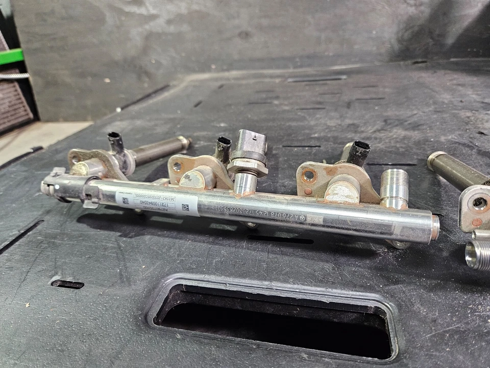 17-20 MERCEDES SLC43 GLE43 C43 E43 MOTOR AMG RIELES INYECTORES COMBUSTIBLE DERECHO E IZQUIERDO Foto 3 de 4