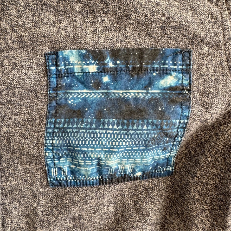 Camisa masculina ON THE BYAS cinza média camurça flanela botão para cima bolso de contraste - Imagem 4 de 4