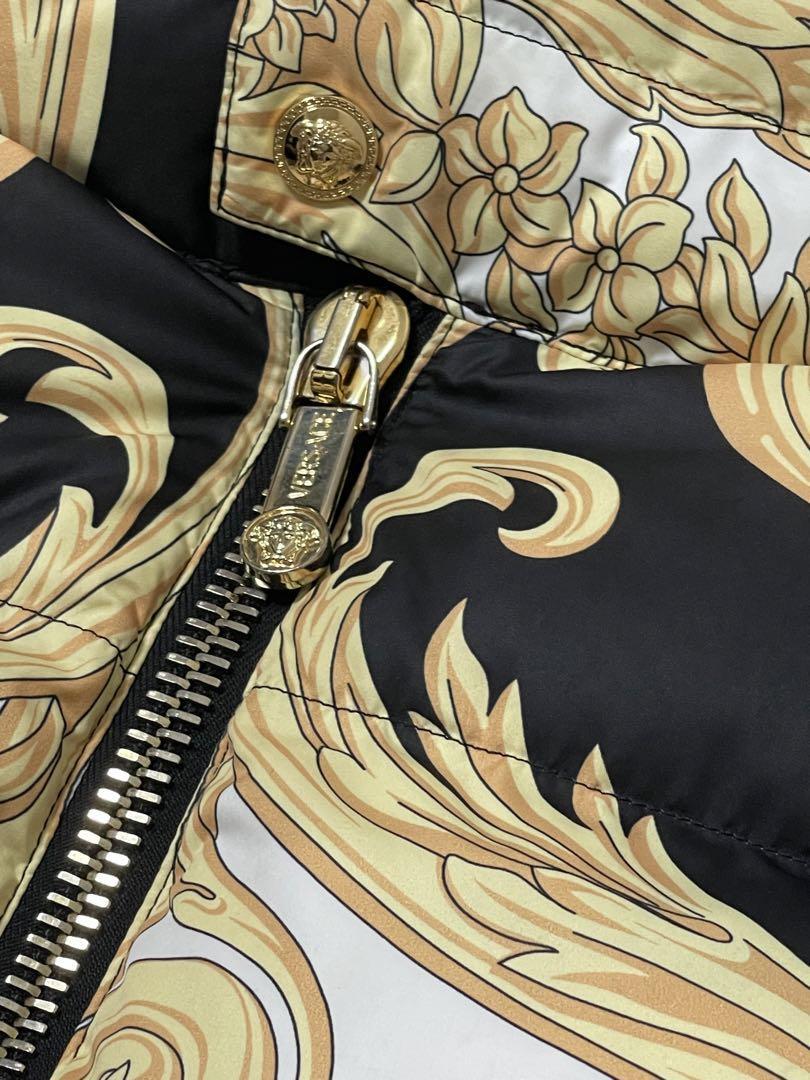 VERSACE ゴールド装飾 フード付きダウンベスト VERSACE - 美品 VERSACE ヴェルサーチ バロック柄 メデューサ