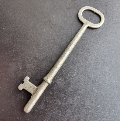 COLLECTIBLE ART DECO UNIQUE SKELETON KEY
