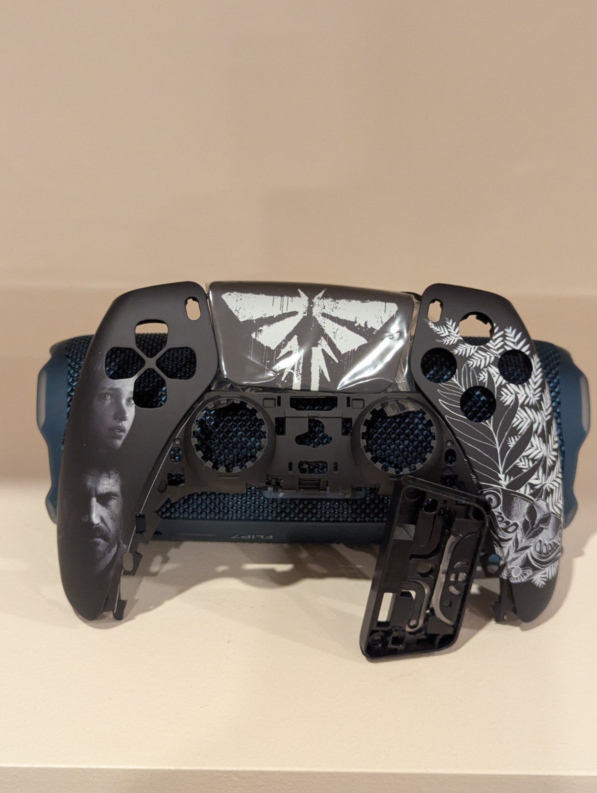 Coque PS5 DualSense The Last of Us pour rénover une manette usée ou rayée
